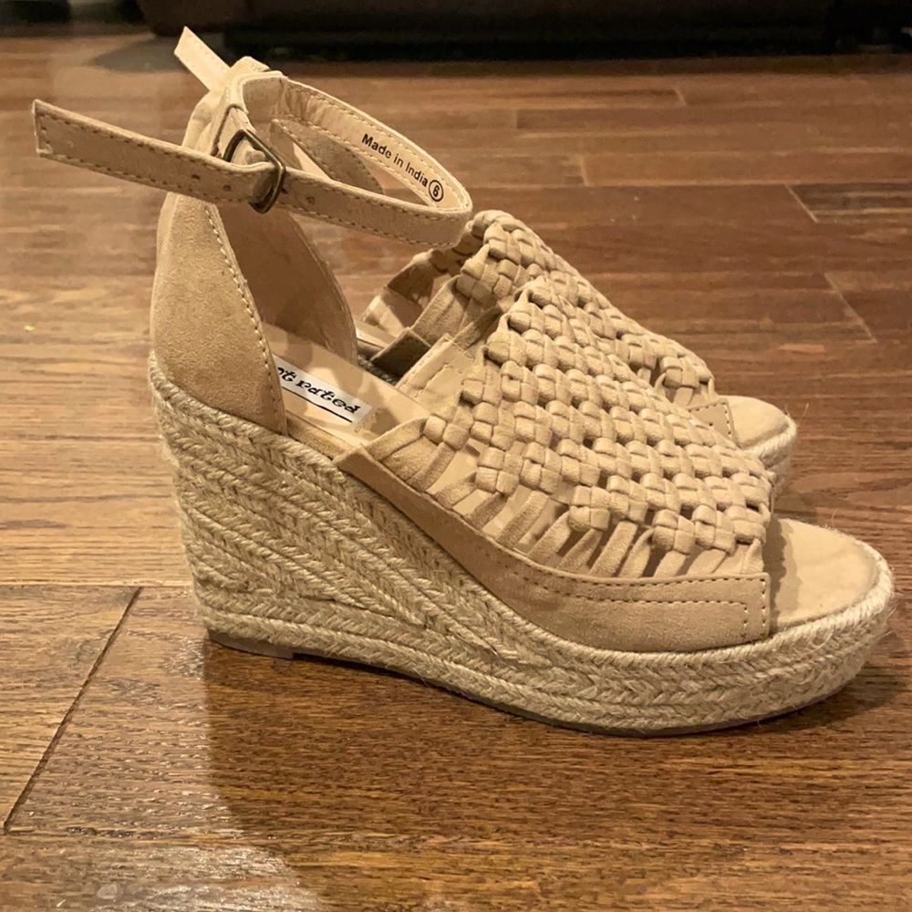 Nwot Not Rated size 6 wedges